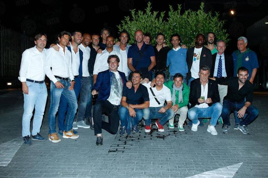 Leggende Inter: foto di gruppo, spicca Nicola Berti, primo in ginocchio da sinistra. Pagliuca distratto risponde al telefonino. 